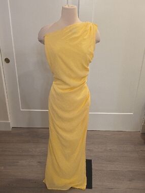 PrettyLittleThing One-Shoulder Pale side ruching Yellow gown size 0 new with tag